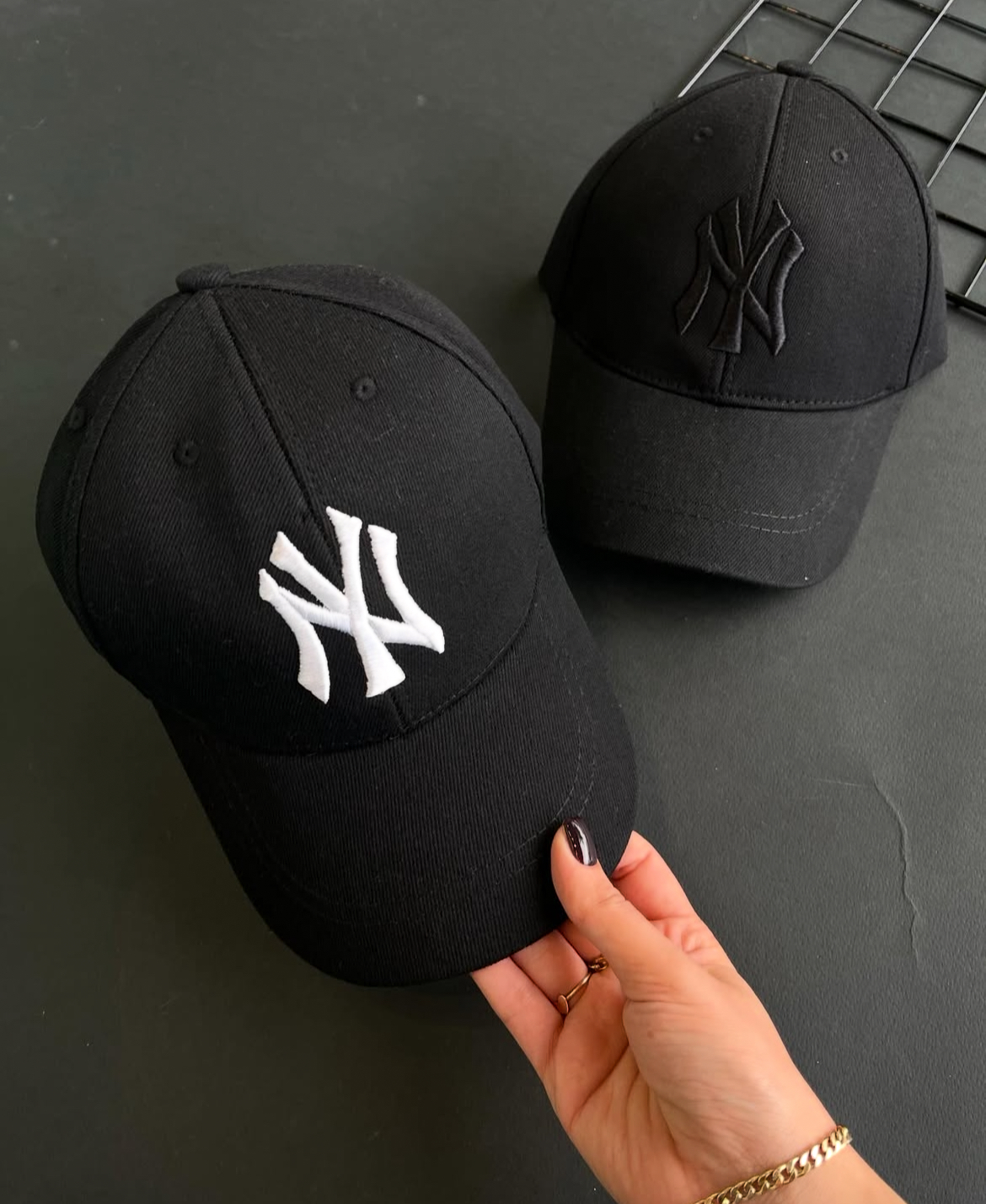 کلاه مشکی با ارم سفید